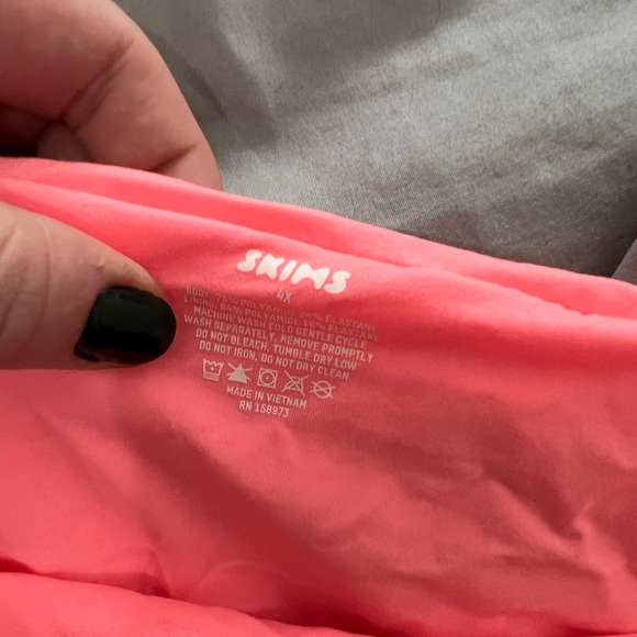 BNWT SKIMS bandeau in sold out colour Sorbet. Size 4X (but runs SMALL). - Picture 2 of 3